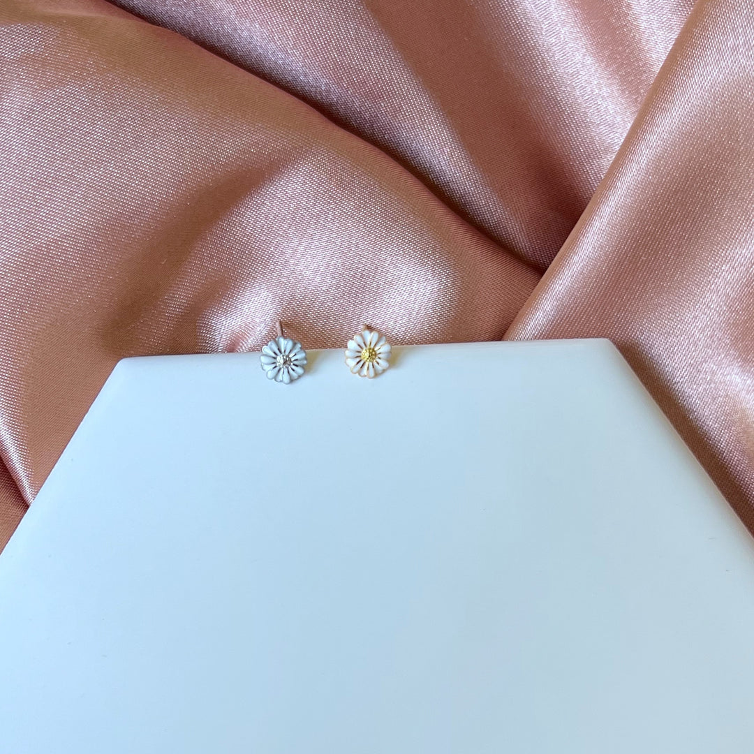 Daisy Sterling Flower Stud