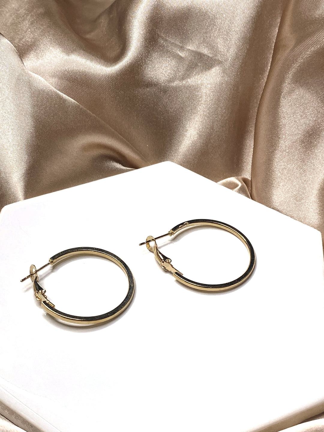 Ashlynn Medium Basic Hoop